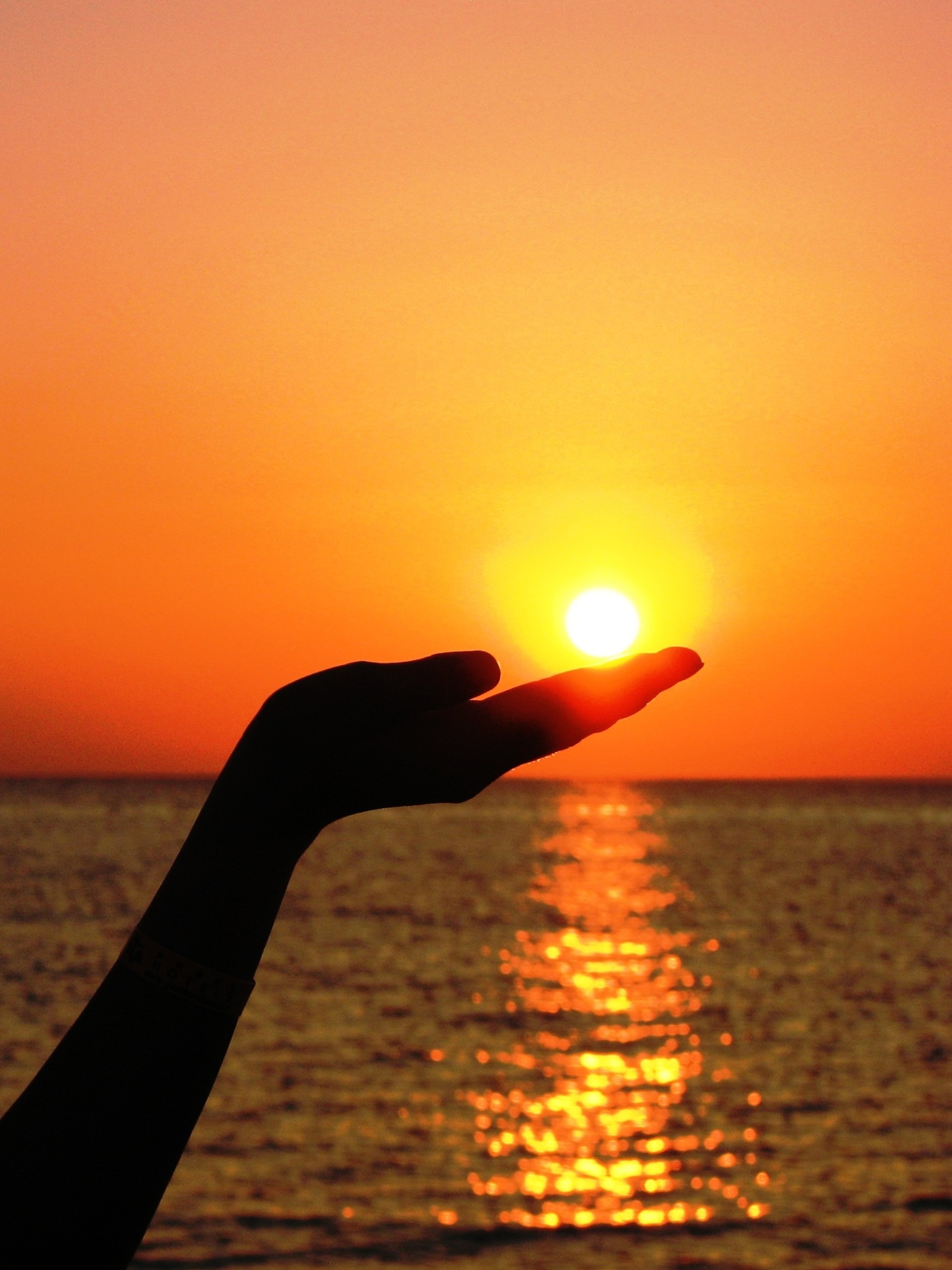 hand-sea-ocean-horizon-light-sun-sunrise-sunset-sunlight-morning-dawn-summer-dusk-evening-finger-reflection-red-afterglow-embers-956028